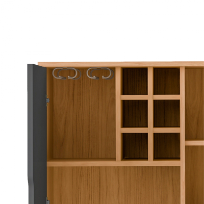 Armário de madeira clara com porta preta aberta e compartimentos interiores