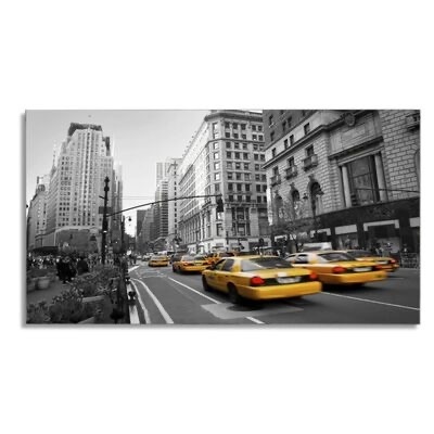 Rua urbana em preto e branco com táxis amarelos em destaque