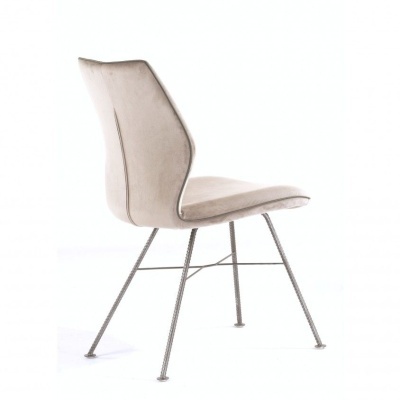 cadeira moderna cinza claro com pernas metálicas finas