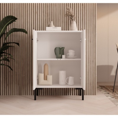 Armário branco com jarro verde, chávenas e vasos decorativos em ambiente moderno