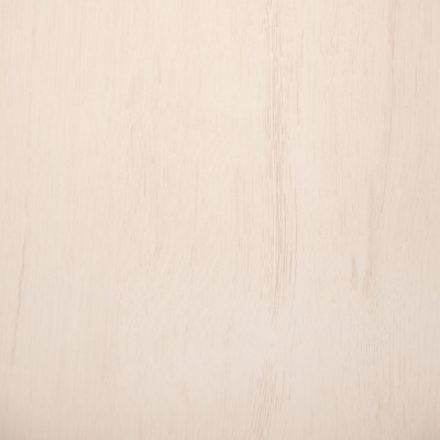 Madeira clara com textura natural e veios visíveis.