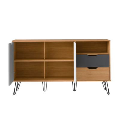 Aparador em madeira clara com gavetas cinza, portas brancas e pernas metálicas pretas