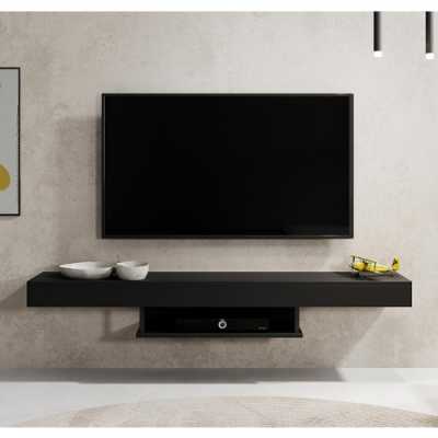 Painel de parede preto suspenso com objetos decorativos abaixo de TV numa sala com parede cinza
