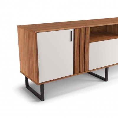 Móvel de apoio em madeira com portas brancas e pés metálicos