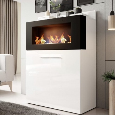 Lareira elétrica com moldura preta numa mobília branca lacada numa sala moderna