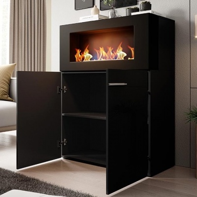 Móvel preto com lareira embutida e portas abertas