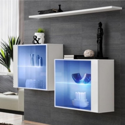 Armários de parede brancos com vidro azul e objetos decorativos