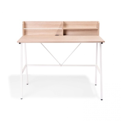 Mesa de escritório em madeira clara com estrutura metálica branca