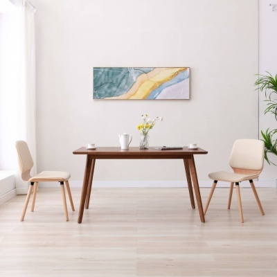 Mesa de madeira escura com duas cadeiras bege em ambiente minimalista com quadro abstrato na parede