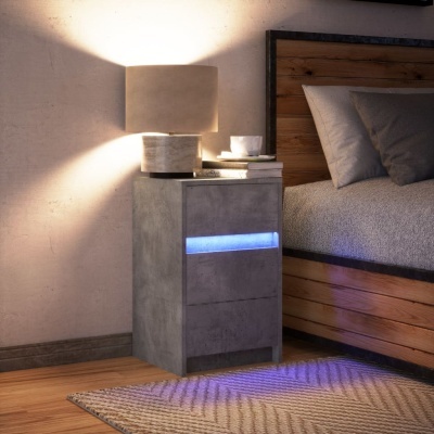 Mesa de cabeceira cinzenta com luz azul ao lado de cama em madeira clara e almofadas cinzentas