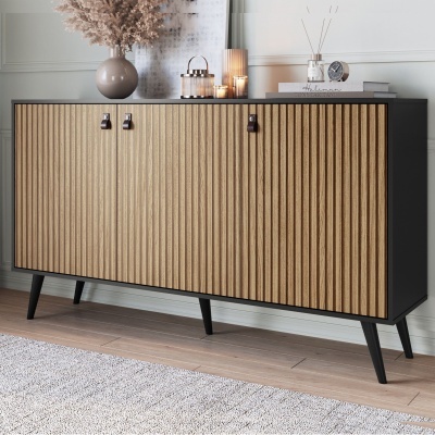 Aparador preto com portas de madeira clara de ripas verticais