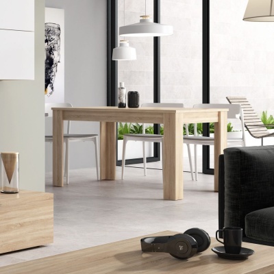 Mesa de jantar de madeira clara com cadeiras brancas em espaço interior moderno