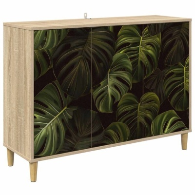 Armário de madeira clara com portas decoradas com folhas verdes tropicais