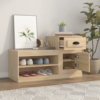 Móvel organizador de madeira clara com sapatos, gaveta, porta e objetos decorativos