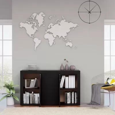 Sala decorada com mapa-múndi cinza claro na parede, relógio preto, móvel preto com livros e vasos, planta verde e cadeira metálica com almofada amarela.