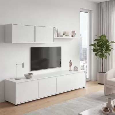 Móvel de TV branco moderno com armários fechados, decoração minimalista em sala bem iluminada.
