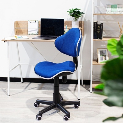 cadeira de escritório azul com base preta e rodas em ambiente de escritório