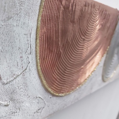 Peça decorativa com relevo cobre e fundo branco texturizado