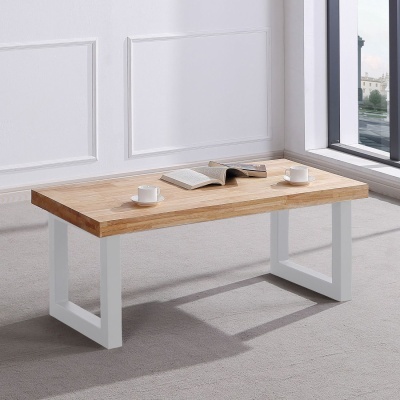 Mesa de centro retangular em madeira clara com pernas metálicas brancas