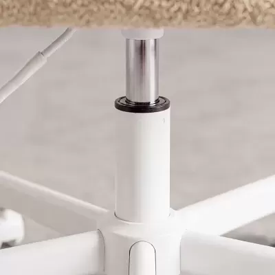 Base branca de cadeira giratória com estrutura metálica e revestimento branco bege