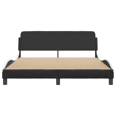 Cama de casal preta com ripas de madeira claras e detalhes brancos em fundo branco