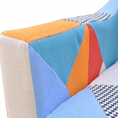 Sofá colorido em patchwork com padrão pied-de-poule e várias cores