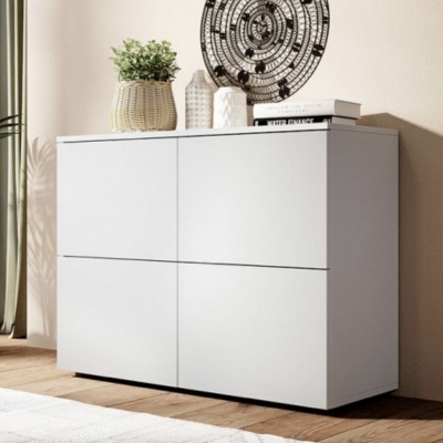 Móvel branco com quatro portas em ambiente com decoração e planta em vaso de palha