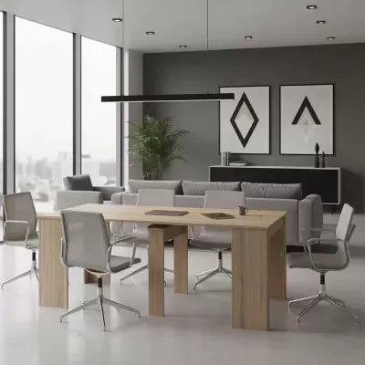 Sala de reunião moderna com mesa de madeira clara e cadeiras cinza