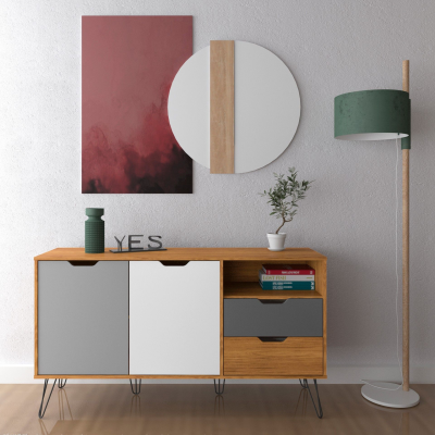 Aparador de madeira com portas cinza e branca, objetos decorativos e luminária de pé verde