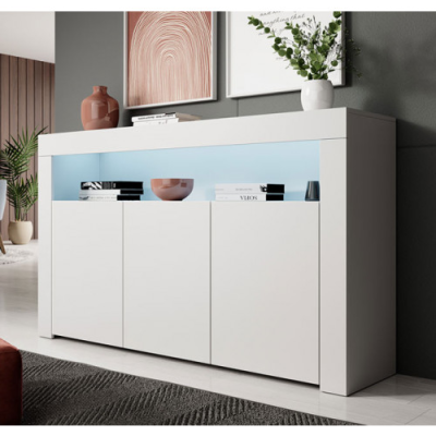 Cómoda branca moderna com três portas, prateleira iluminada azul e decoração com vasos e livros