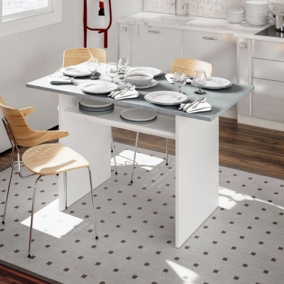 Mesa de jantar com cadeiras de madeira clara e cozinha moderna ao fundo