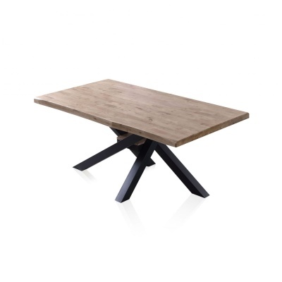 Mesa de jantar retangular em madeira clara com pés pretos em metal