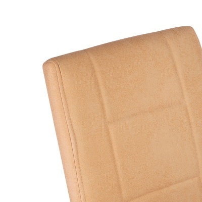 Encosto de cadeira estofada bege com padrão de quadrados suaves