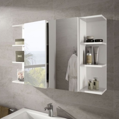 Móvel de casa de banho branco com portas de espelho e prateleiras abertas em parede de azulejos cinza