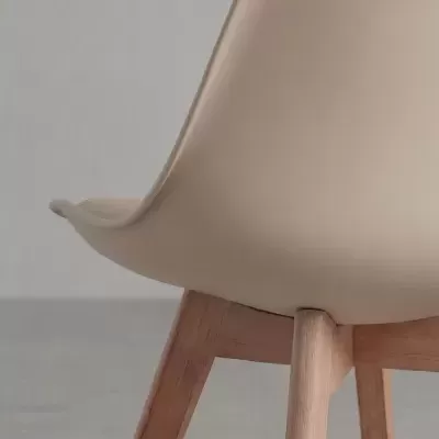 Cadeira bege com pernas de madeira clara com fundo cinza