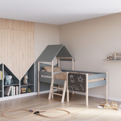 Cama infantil em forma de casinha com painel quadro-negro e estante triangular embutida
