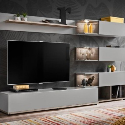 Móvel de sala de estar moderno com prateleiras brancas e madeira clara com televisão e decoração