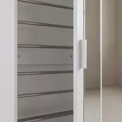Armário branco com porta de vidro e prateleiras de metal cinza