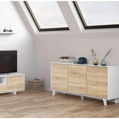 Sala com móvel de televisão baixo e cómoda em madeira clara e estrutura branca