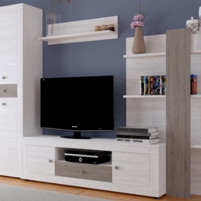 Móvel de sala de estar em madeira clara com detalhes cinza, suporte TV preto e decoração com livros, flores e velas