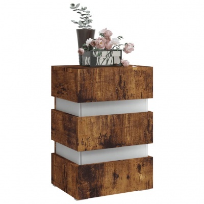 Mesa de cabeceira rústica com vasos de plantas e flores em cima