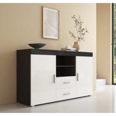 Móvel preto e branco com decoração em sala clara