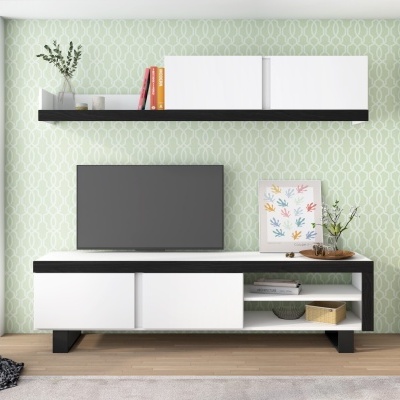 Móvel TV branco e preto com prateleiras, livros e plantas num ambiente interior moderno