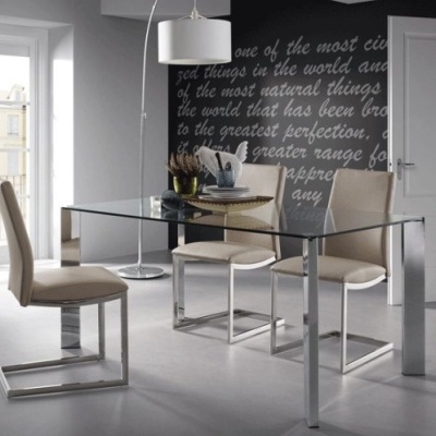 Mesa de vidro com três cadeiras bege numa sala minimalista branca com parede preta com texto em branco