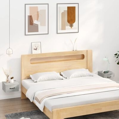Quarto com cama de madeira clara com roupa de cama branca e decoração moderna