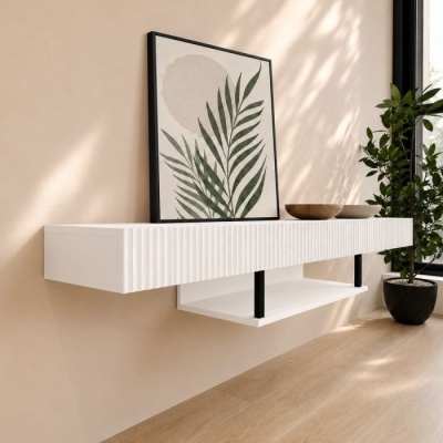Aparador branco montado na parede com decoração minimalista, quadro com folhas e planta junto a janela