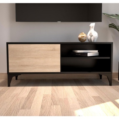 Móvel de sala de estar preto e madeira clara com decoração e livros, piso de madeira