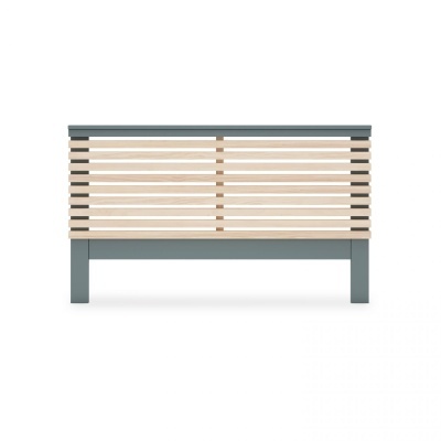 Bancada de madeira clara com estrutura cinza escuro