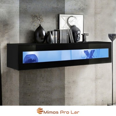 Móvel suspenso preto com porta de vidro azul e objetos decorativos em cima