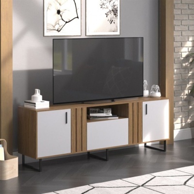 Móvel de televisão madeira clara com portas brancas e televisão preta